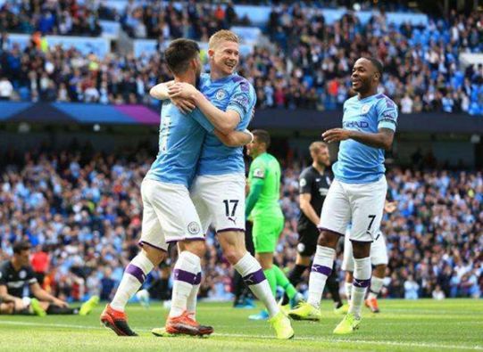 托马斯·弗兰克因指责球迷嘘门将引发争议，面临解雇风险，热刺战绩不佳，球迷矛盾加剧，球队正寻求替补教练。