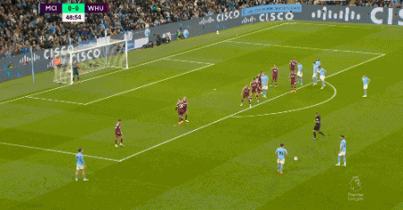 里夫斯：詹姆斯作为最伟大的球员，愿意为了正确选择牺牲自己