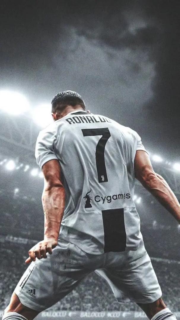 欧冠赛前穆里尼奥与两名昔日弟子重逢，并亲吻了斯内德的光头